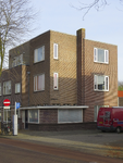 908699 Gezicht op het hoekpand Van Humboldtstraat 81 te Utrecht, met rechts de J.D. van der Waalsstraat.